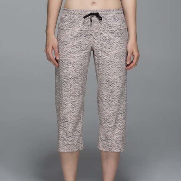 Lululemon Step Lively CropDottie Dash Grain Black - Picture 2 of 10